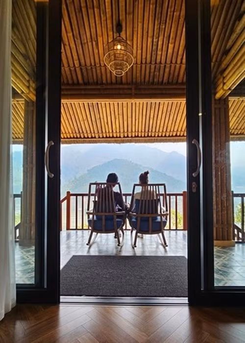 Nữ người mẫu được lòng mẹ chồng. Tháng 11/2023, mẹ chồng Thanh Hằng bày tỏ sự lo lắng cho sức khỏe của con dâu. "Vừa bước ra khỏi đám cưới là cháu đã đi làm ngay, mà không thể được nghỉ ngơi vì là vai ‘đinh’ của sự kiện (cái nón quai thao cách điệu con nói nặng trên 5kg) lên xuống bậc cùng sải bước sân khấu khá dài. May mà chồng cháu thu xếp được (thời gian hiếm hoi) để đi cùng lần này. Mẹ thương và lo cho cả hai đứa, tội nghiệp các con tôi! Trong vinh quang luôn có cả cay đắng, ngọt ngào", mẹ chồng nữ người mẫu chia sẻ trên trang cá nhân.