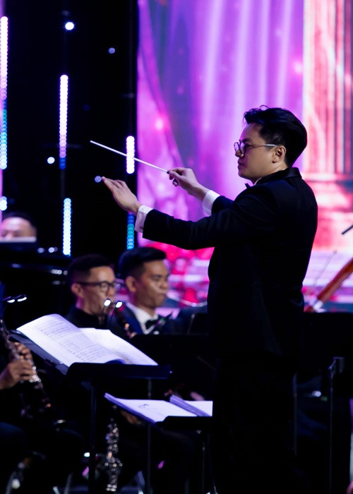 Thanh Hằng chụp ảnh chồng khi chỉ huy dàn nhạc.