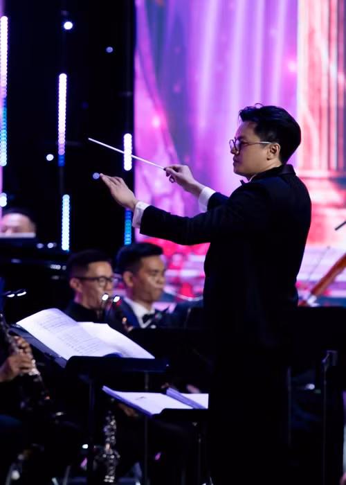 Thanh Hằng chụp ảnh chồng khi chỉ huy dàn nhạc.