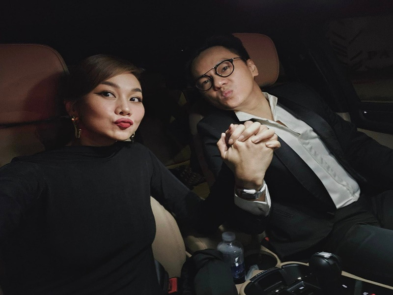 "Hay chở ổng đi làm.. mà được cái chung điểm đến. Hôm qua mình tận hưởng một không gian âm nhạc thật đặc sắc mà hiếm khi được trải nghiệm cùng các nghệ sĩ nước ngoài", cô viết.