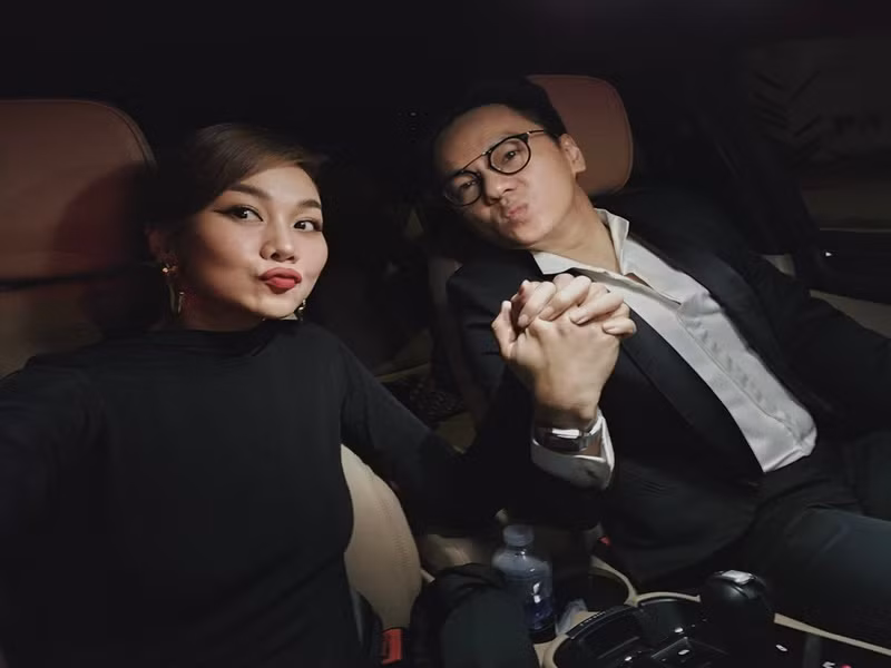 "Hay chở ổng đi làm.. mà được cái chung điểm đến. Hôm qua mình tận hưởng một không gian âm nhạc thật đặc sắc mà hiếm khi được trải nghiệm cùng các nghệ sĩ nước ngoài", cô viết.