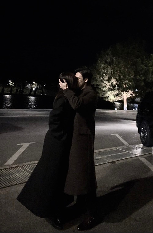 Cặp đôi khóa môi trên phố. Ảnh: FBNV.