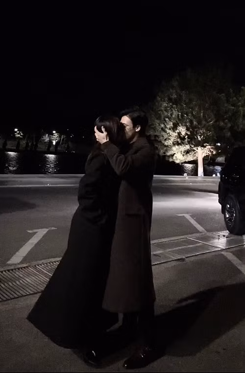 Cặp đôi khóa môi trên phố. Ảnh: FBNV.