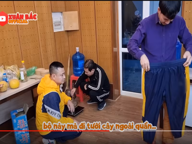 Clip hậu trường tập luyện Táo quân 2024 cũng hé lộ tình huống hài hước khi Đỗ Duy Nam nói nhầm: "Tưới cây ngoài vườn" thành "tưới cây ngoài quần".