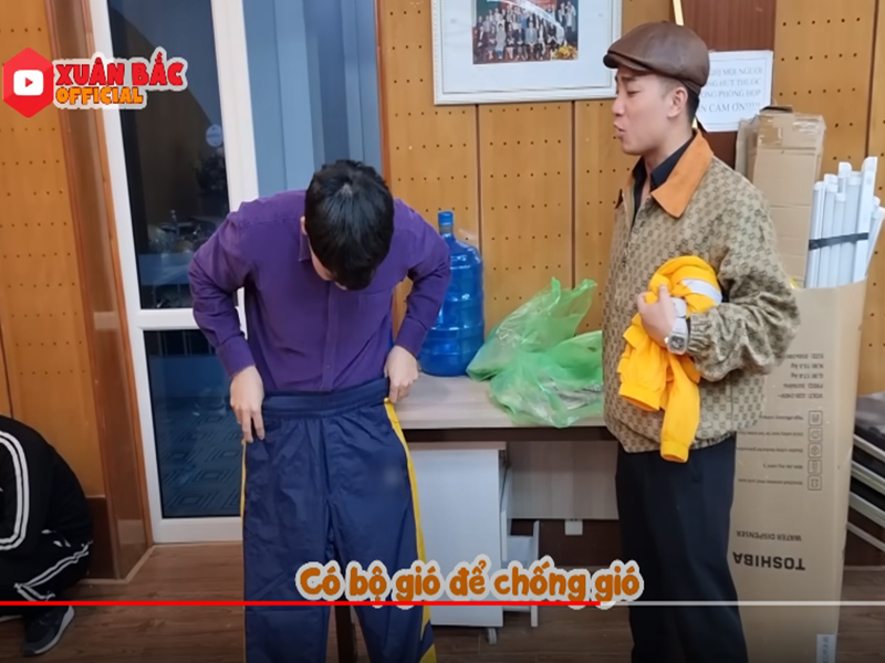 Đỗ Duy Nam tặng trang phục cho các đàn anh.