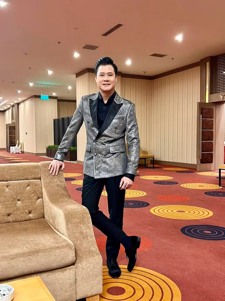 Sau khi hôn nhân tan vỡ, Quang Dũng sống độc thân đến hiện tại. Anh miệt mài chạy show trong nước và nước ngoài.