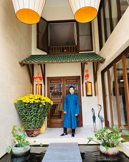 Ở Việt Nam, anh có căn biệt thự 3 tầng, rộng 400m2 với lối kiến trúc gợi nhiều hoài niệm. Không gian xung quanh căn nhà nhiều cây xanh, hồ nước, đèn lồng và đồ gỗ.