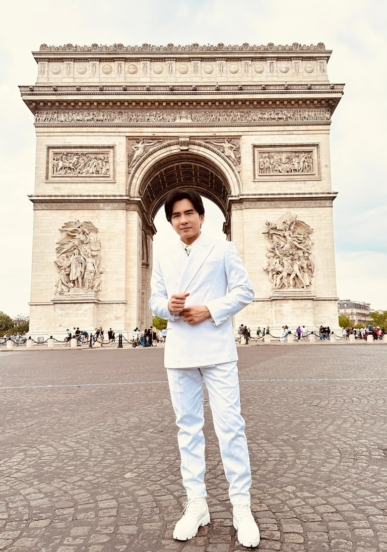  Cuộc sống sang chảnh của Đan Trường khiến nhiều người mơ ước. Nam ca sĩ cũng diện nhiều quần áo, giày dép đồ hiệu đắt tiền.