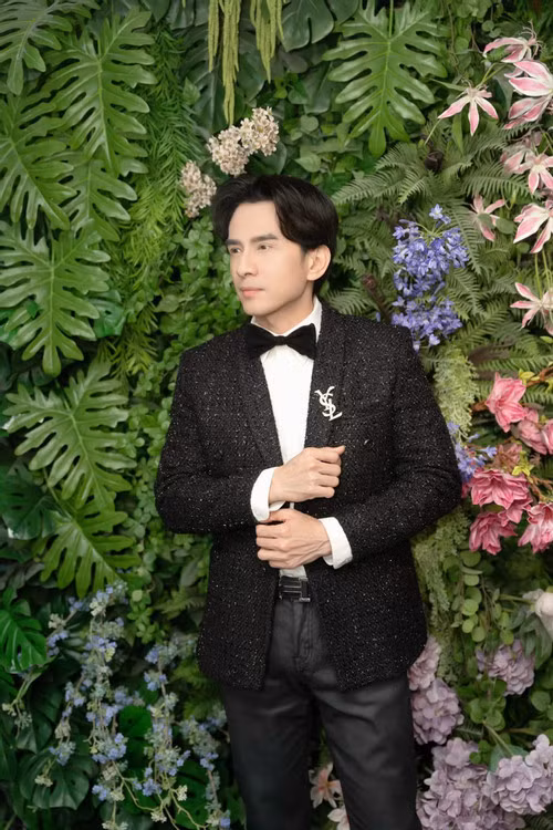 Không chỉ được yêu thích bởi giọng hát tình cảm, nhẹ nhàng, Đan Trường còn gây ấn tượng với ngoại hình điển trai. Hiện tại, sau gần 30 năm hoạt động nghệ thuật, Đan Trường vẫn sở hữu một lượng fan hùng hậu và được nhiều thế hệ khán giả yêu thích.