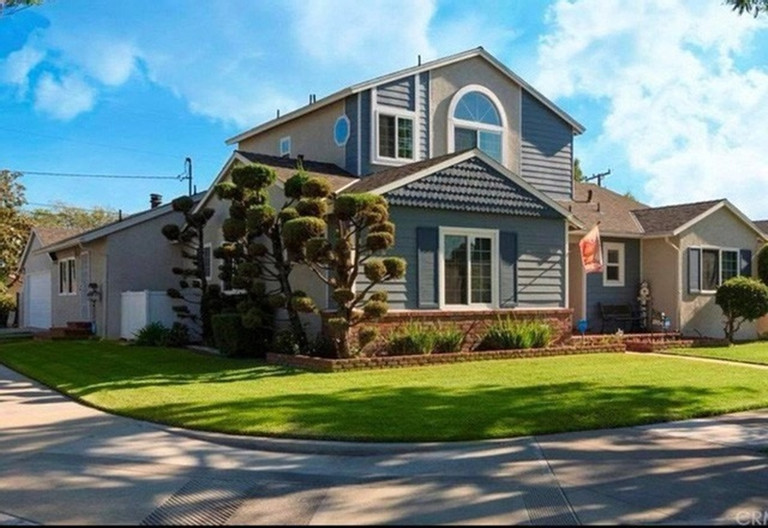 Ngoài ra nam ca sĩ cũng sở hữu một căn biệt thự tại Mỹ để ở mỗi khi đi lưu diễn và thăm con trai Bảo Nam.