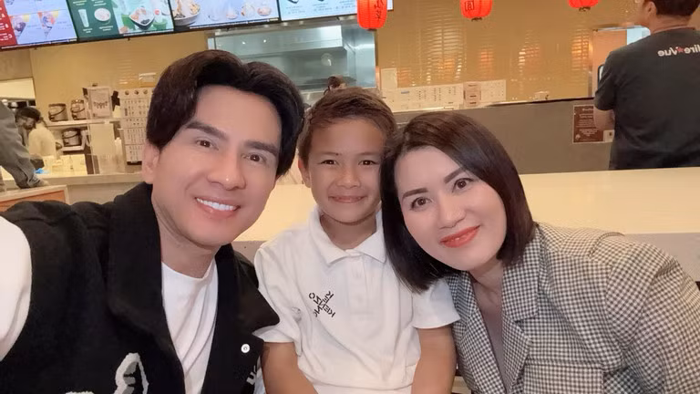 Đan Trường ly hôn doanh nhân Thủy Tiên năm 2021 khiến nhiều người hâm mộ tiếc nuối. Tuy nhiên, sau ly hôn, cả hai vẫn giữ mối quan hệ tốt đẹp, cùng nhau nuôi dạy con trai. Vào những dịp đặc biệt, Đan Trường vẫn hội ngộ, chụp hình vui vẻ cùng con trai và vợ cũ.