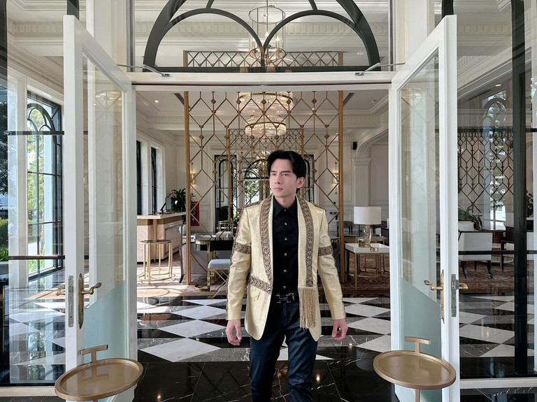 Sau nhiều năm hoạt động ca hát, Đan Trường tích lũy được nhiều tài sản. Trước khi ly hôn vào năm 2021, Đan Trường và vợ cũ sở hữu căn biệt thự không khác gì khách sạn ở Mỹ được định giá khoảng 130 tỷ đồng. Cả hai còn có dàn siêu xe trị giá hàng chục tỷ đồng.