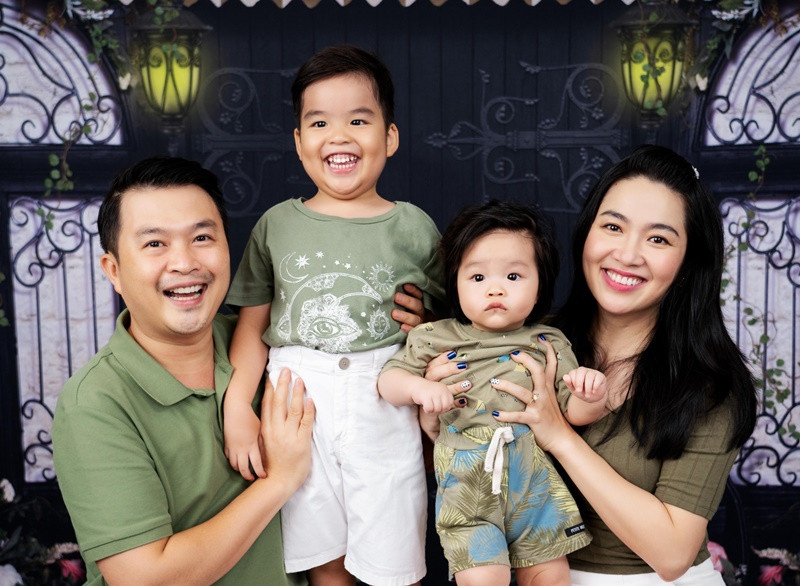 Năm 2014, sau 12 năm hẹn hò, Lê Khánh và Tuấn Khải tổ chức đám cưới. Cặp đôi diễn viên có hai con trai chung: Tuấn Khang và Tuấn Kha.