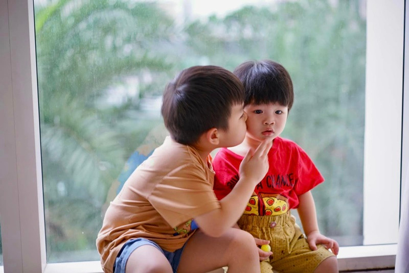 Bé Tuấn Khang cưng chiều, yêu thương em trai. "Anh hai đây, anh hai thương em nhất nhất trên đời", cậu nhóc thủ thỉ với em trai.