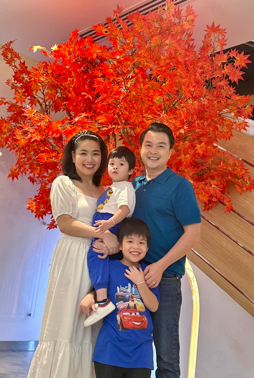 Lê Khánh chia sẻ trên Dân Trí, chồng là người hy sinh, dành nhiều thời gian cho gia đình, cũng luôn là người đem lại niềm vui cho cô.