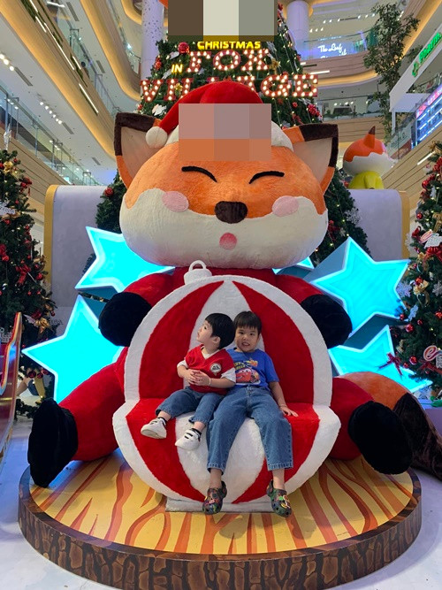 "Hôm nay hai anh giỏi và ngoan! Đi quay quảng cáo với ba mẹ xong rồi cả nhà đi ăn tối luôn", Lê Khánh khen ngợi các con.