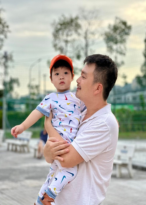 Từ khi có con, chồng Lê Khánh trở nên tươi trẻ, trưởng thành hơn. Có hôm, Tuấn Khải trì hoãn công việc để có thêm thời gian với con.