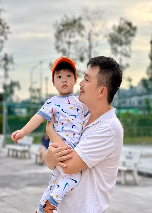 Từ khi có con, chồng Lê Khánh trở nên tươi trẻ, trưởng thành hơn. Có hôm, Tuấn Khải trì hoãn công việc để có thêm thời gian với con.