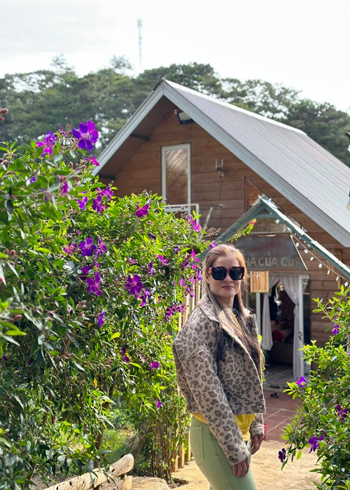 Cô lấy bằng đại học vào năm 38 tuổi sau khi các em đã trưởng thành, có công văn việc làm.