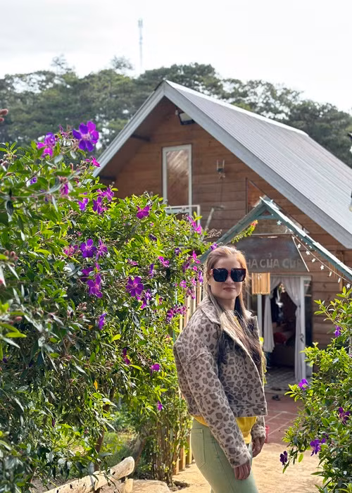 Cô lấy bằng đại học vào năm 38 tuổi sau khi các em đã trưởng thành, có công văn việc làm.