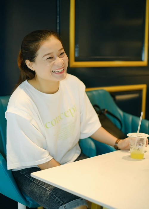 Thanh Hoa lẻ bóng ở tuổi ngoài 40. Cô chia sẻ trên Znews: "Cách đây 10 năm, tôi dành hết thời gian để chăm lo gia đình, nuôi các em lớn khôn, không có thời gian nghĩ đến việc tìm người yêu. Bây giờ các em đã trưởng thành, tôi nghĩ đã đến lúc mình tìm một người bạn đời để cùng nhau già đi. Tất nhiên là tôi mong muốn nhưng không quá cưỡng cầu. Tôi không phải kiểu người thấy người ta có đôi, có cặp, mình cũng hốt hoảng lên đi kiếm".