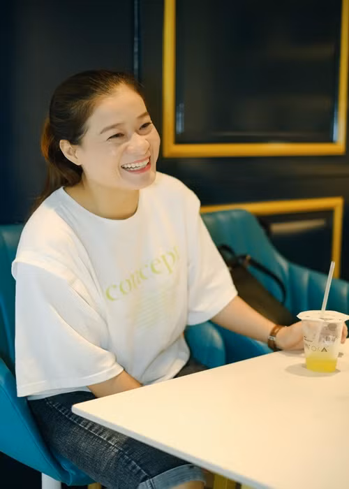 Thanh Hoa lẻ bóng ở tuổi ngoài 40. Cô chia sẻ trên Znews: "Cách đây 10 năm, tôi dành hết thời gian để chăm lo gia đình, nuôi các em lớn khôn, không có thời gian nghĩ đến việc tìm người yêu. Bây giờ các em đã trưởng thành, tôi nghĩ đã đến lúc mình tìm một người bạn đời để cùng nhau già đi. Tất nhiên là tôi mong muốn nhưng không quá cưỡng cầu. Tôi không phải kiểu người thấy người ta có đôi, có cặp, mình cũng hốt hoảng lên đi kiếm".