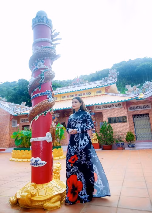 Cha mẹ Thanh Hoa qua đời khi cô ngoài 20 tuổi. Để nuôi 3 người em, cô bỏ việc học để đi bán cá ngoài chợ.