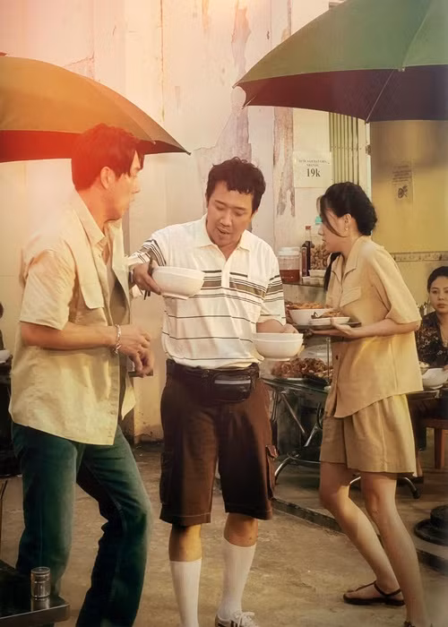 Theo Harper’s Bazaar Việt Nam, trên phim trường quay Nhà bà Nữ, Trấn Thành sẽ thẳng tay trừ tiền lương Uyển Ân nếu vi phạm nội quy.