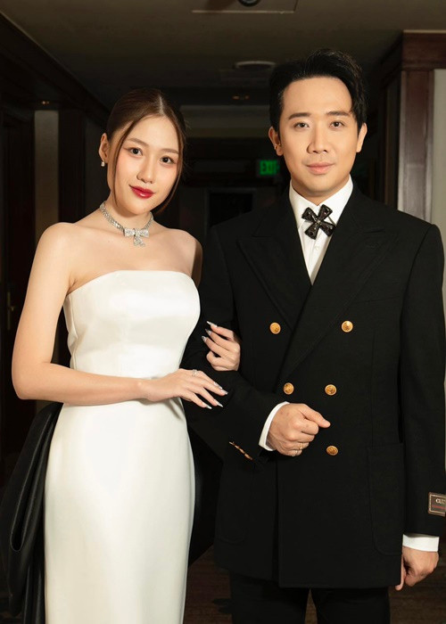 Uyển Ẩn chia sẻ trên Dân Trí, anh trai tuyên bố sẽ không giúp đỡ gì khi cô theo nghệ thuật. Dù nói vậy, Trấn Thành vẫn xem các sản phẩm có em gái tham gia rồi góp ý, chỉ dạy.