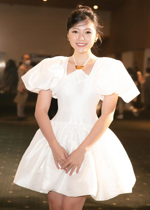 Uyển Ân chia sẻ trên Saostar, cô rất ngưỡng mộ, tôn trọng anh trai. Theo Uyển Ân, danh xưng em gái Trấn Thành là động lực để cô cố gắng hoàn thiện, khẳng định năng lực của bản thân.