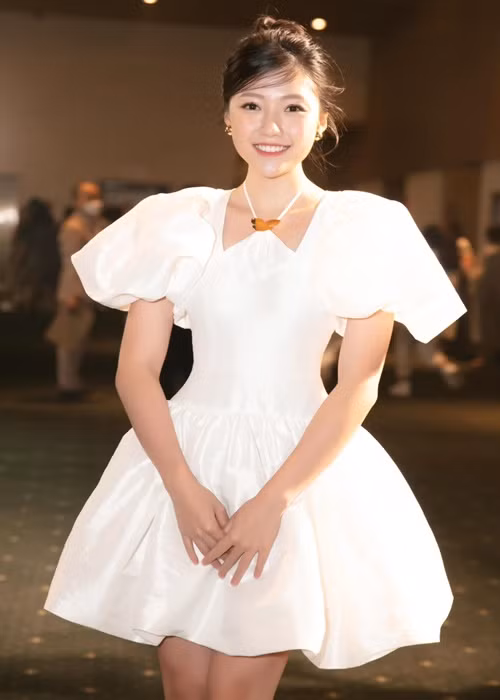 Uyển Ân chia sẻ trên Saostar, cô rất ngưỡng mộ, tôn trọng anh trai. Theo Uyển Ân, danh xưng em gái Trấn Thành là động lực để cô cố gắng hoàn thiện, khẳng định năng lực của bản thân.