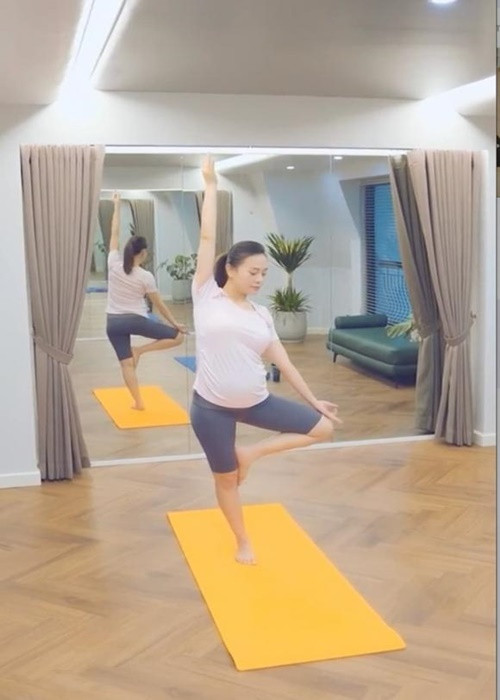 Phương Oanh lựa chọn tập yoga nhẹ nhàng. Ảnh: Thương Hiệu Pháp Luật.
