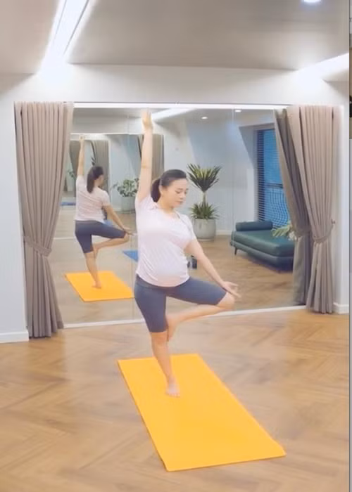 Phương Oanh lựa chọn tập yoga nhẹ nhàng. Ảnh: Thương Hiệu Pháp Luật.