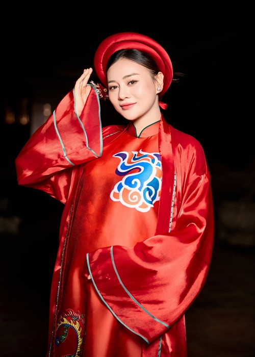 Cách đây không lâu, Phương Oanh bế bụng bầu diễn thời trang. Ảnh: FBNV.