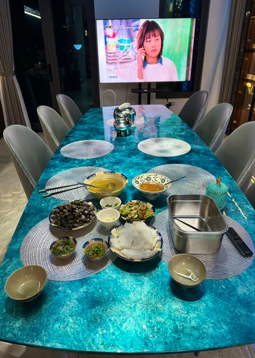 Ngoài phục vụ gia đình, Phương Oanh còn nấu ăn cho bạn bè thân thiết. Ảnh: FBNV.