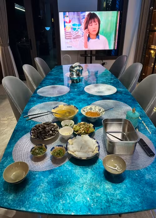 Ngoài phục vụ gia đình, Phương Oanh còn nấu ăn cho bạn bè thân thiết. Ảnh: FBNV.