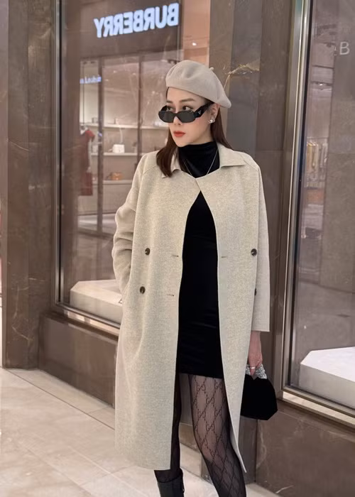 Trên trang cá nhân, diễn viên Phương Oanh vừa khoe loạt ảnh mới. Cô diện váy ngắn ôm sát kết hợp cùng áo choàng, các phụ kiện hàng hiệu khi xuống phố. Ảnh: FBNV.