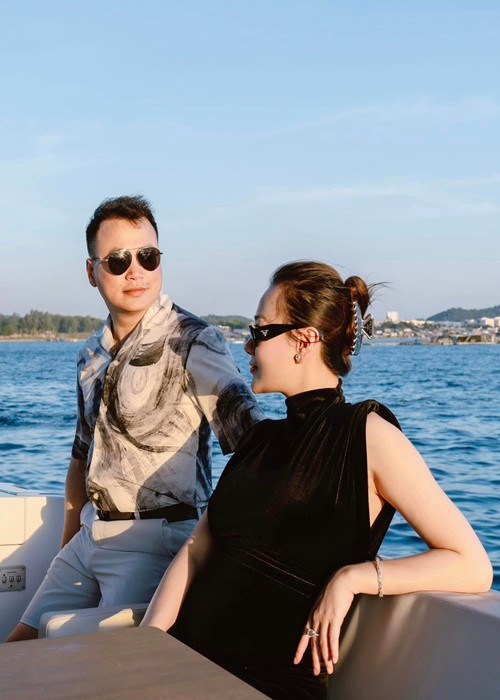 Nhiều người đoán rằng Phương Oanh mang bầu 1 trai, 1 gái khi Ngọc Hân chia sẻ: "Hôm nay phải dành riêng thiết kế này vì có chú rồng và chú phượng đang bay lên, tượng trưng cho 2 bé rồng phượng ở trong bụng Phương Oanh". Ảnh: FBNV.