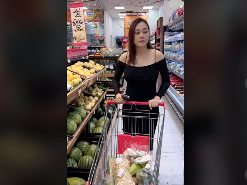 Nữ diễn viên vẫn chăm nấu nướng. Cô thường tự đi chợ mua các nguyên liệu. Ảnh chụp màn hình.