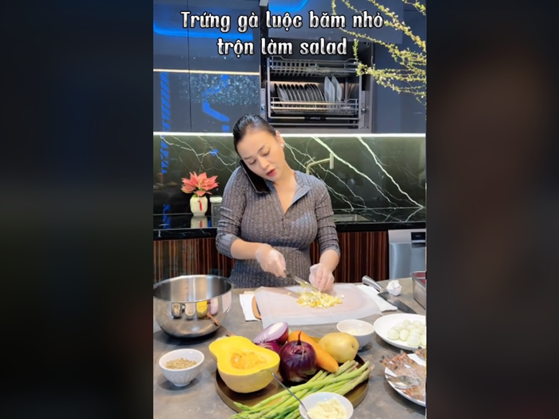 Nữ diễn viên cho biết, cô học nấu ăn từ mẹ ruột. Thi thoảng, nếu muốn nâng cao trình độ, cô thường mời đầu bếp về hướng dẫn. Ảnh chụp màn hình.