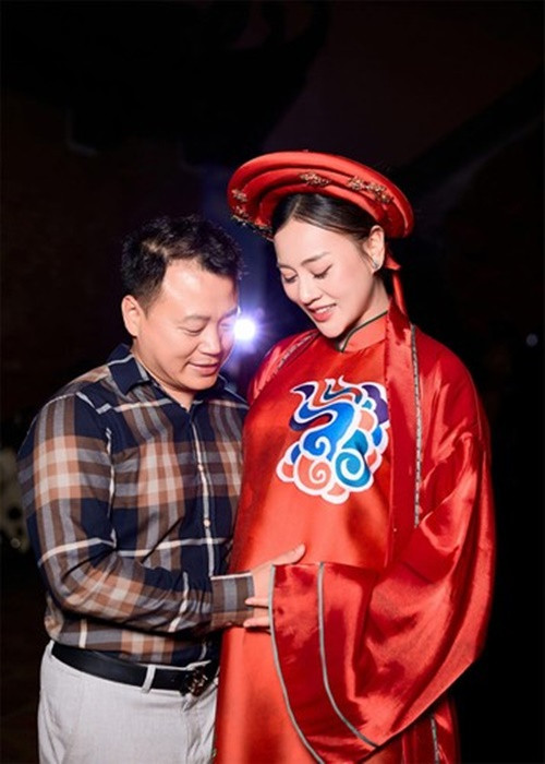 Chồng Phương Oanh - Shark Bình đến ủng hộ vợ làm người mẫu. Ảnh: Vietnamnet.