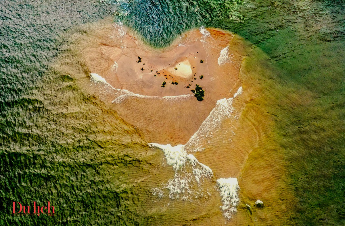 Từng đợt sóng biển tung bọt trắng xóa trườn lên cồn cát hình trái tim tạo nên bức tranh thiên nhiên tuyệt tác. Hàng ngày, ngư dân địa phương chèo ghe đến gần khu vực này thả lưới bắt cá hay bắt ốc.