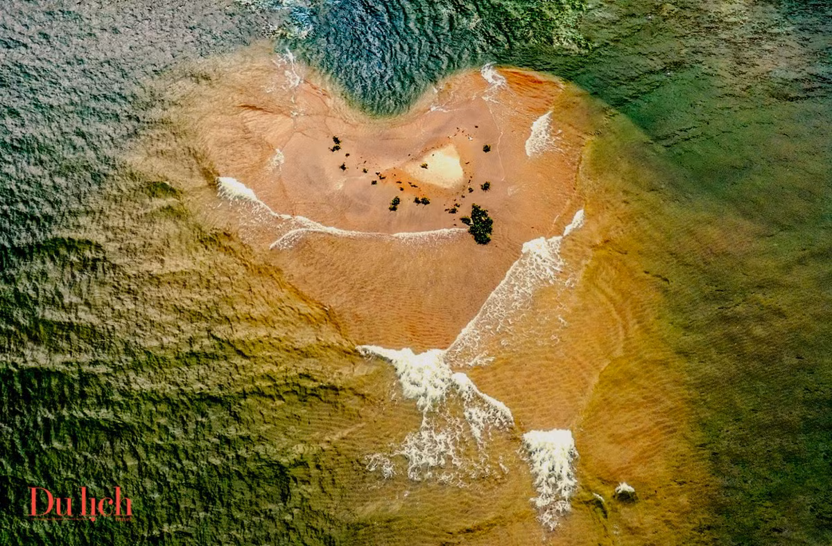 Từng đợt sóng biển tung bọt trắng xóa trườn lên cồn cát hình trái tim tạo nên bức tranh thiên nhiên tuyệt tác. Hàng ngày, ngư dân địa phương chèo ghe đến gần khu vực này thả lưới bắt cá hay bắt ốc.