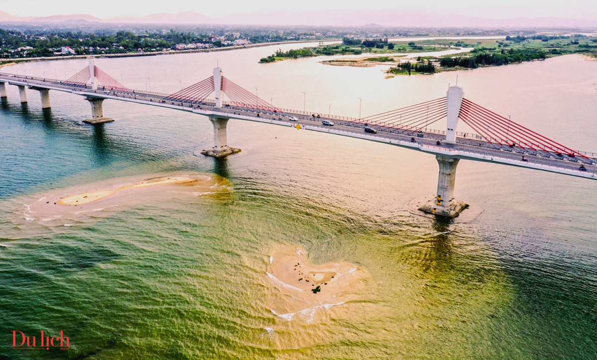 Còn Cổ Lũy Nam là hình bóng của một làng chài cô quạnh mà Nguyễn Cư Trinh – Tuần vũ Quảng Ngãi vào năm 1750, làm một bài vịnh: Cổ Lũy cô thôn. Đây là một trong 10 thắng cảnh mà Nguyễn Cư Trinh ca ngợi (Cẩm thành thập cảnh). Người đời sau thêm vào hai cảnh nữa, thành Cẩm thành thập nhị. Mỗi khi thủy triều rút xuống, khu vực gần sát chân cầu Cổ Lũy bắc ngang sông Trà Khúc (TP Quảng Ngãi) nổi lên một số cồn cát, trong đó có một cồn cát giống hệt hình trái tim.