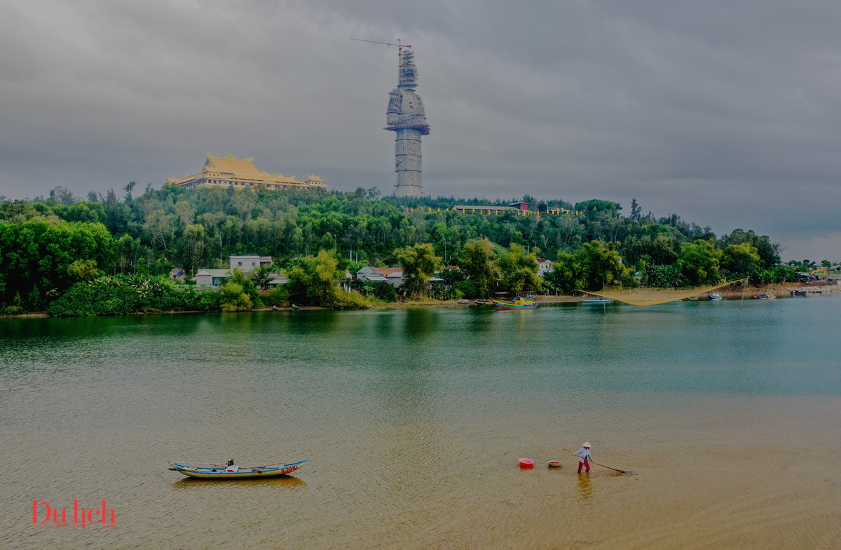 Nổi bật khu văn hóa tâm linh Phật giáo này là tượng Bồ tát Quán Thế Âm cao 122 m (tượng Phật cao nhất Việt Nam). Từ chùa Minh Đức, du khách có thể phóng tầm mắt chiêm ngưỡng dòng sông Trà Khúc giao hòa với biển ở Cửa Đại và tàu thuyền đi lại tạo nên bức tranh sông nước thơ mộng bên cầu Cổ Lũy.
