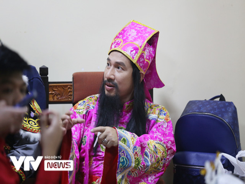 Trong cuộc phỏng vấn với Dân Trí năm 2016, Quang Thắng giải thích vì sao vợ con thường không có mặt trong các buổi diễn Táo quân: “Tôi cũng muốn đưa vợ con đến xem tôi diễn Táo quân như Xuân Bắc, Tự Long… nhưng mà tiếc là nhà tôi ở dưới Hải Phòng, đường xá hơi cách trở. Thêm vào đó là nhà lại có tới 3 đứa con, tính nết mỗi đứa một tính, không thuần túy như con của Bắc hay con của Long nên khó lắm. Có đứa không thích vào xem, không thích vào nhà hát nên bắt buộc mẹ phải ở nhà thôi. Nhà tôi lại không gửi con được cho ai”. Ảnh: VTV.