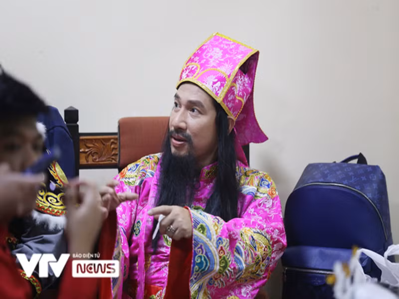 Trong cuộc phỏng vấn với Dân Trí năm 2016, Quang Thắng giải thích vì sao vợ con thường không có mặt trong các buổi diễn Táo quân: “Tôi cũng muốn đưa vợ con đến xem tôi diễn Táo quân như Xuân Bắc, Tự Long… nhưng mà tiếc là nhà tôi ở dưới Hải Phòng, đường xá hơi cách trở. Thêm vào đó là nhà lại có tới 3 đứa con, tính nết mỗi đứa một tính, không thuần túy như con của Bắc hay con của Long nên khó lắm. Có đứa không thích vào xem, không thích vào nhà hát nên bắt buộc mẹ phải ở nhà thôi. Nhà tôi lại không gửi con được cho ai”. Ảnh: VTV.