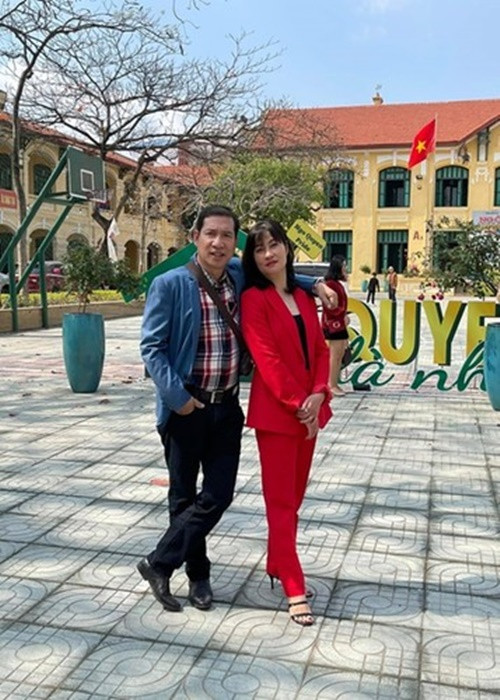 Khi bạn gái đỗ trường Đại học Khoa học Xã hội và Nhân văn, Quang Thắng thường lên Hà Nội thăm. Vì điện thoại đắt đỏ, hai người giữ liên lạc bằng thư từ. “Đến bây giờ tôi vẫn giữ gần 100 bức thư cô ấy viết cho tôi. Bao nhiêu nhớ nhung, bao nhiêu hờn giận, trách móc cô ấy gói ghém cả trong đó”, anh chia sẻ. Ảnh: Vietnamnet.