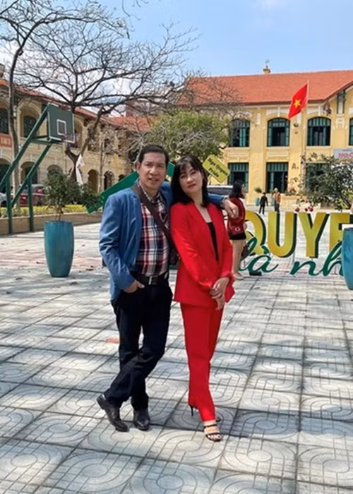 Khi bạn gái đỗ trường Đại học Khoa học Xã hội và Nhân văn, Quang Thắng thường lên Hà Nội thăm. Vì điện thoại đắt đỏ, hai người giữ liên lạc bằng thư từ. “Đến bây giờ tôi vẫn giữ gần 100 bức thư cô ấy viết cho tôi. Bao nhiêu nhớ nhung, bao nhiêu hờn giận, trách móc cô ấy gói ghém cả trong đó”, anh chia sẻ. Ảnh: Vietnamnet.