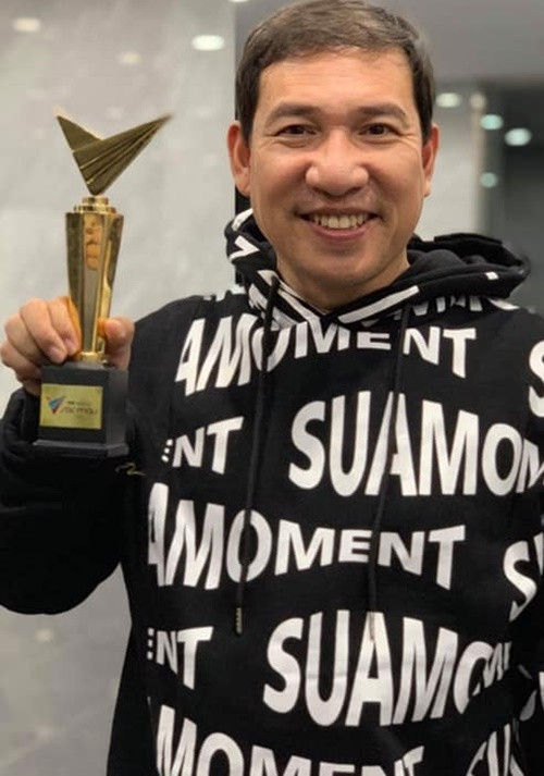 Kiếm được bao nhiêu tiền, Quang thắng đều đứa hết cho vợ. “Tôi hay nói đùa do mình vô sản thì làm gì yêu đương hay lo được cho ai? Nên khoản này bà xã yên tâm về tôi tuyệt đối”, anh chia sẻ. Ảnh: FBNV.